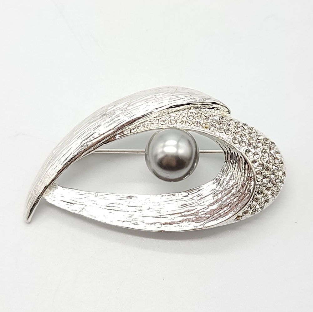 Faux pearl clear rhinestone pin brooch